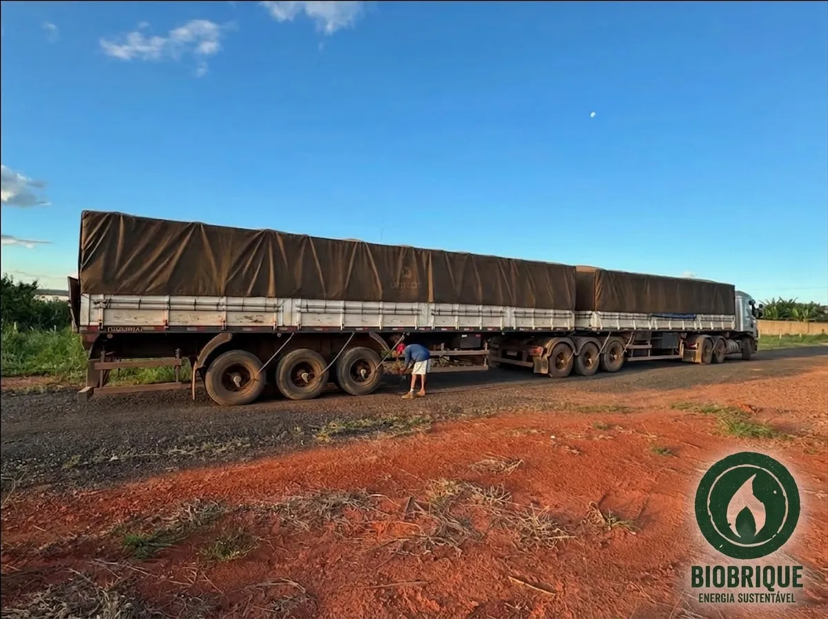Rodotrem carregado com briquetes para entrega em carga fechada